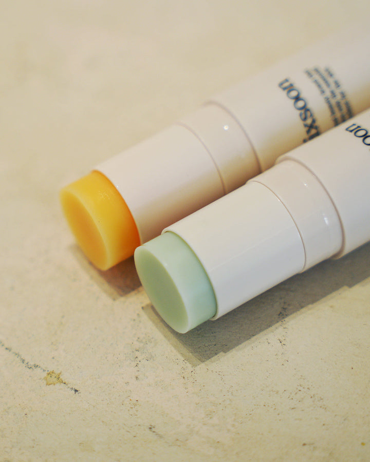 Mixsoon Centella Asiatica Stick Balm 11.5ml – portable skincare balm with 10,000 ppm Centella Asiatica Extract and 8 plant-based extracts for hydration and soothing relief. Enriched with Tocopheryl Acetate and Alpha-bisabolol for wrinkle improvement and skin brightening. Non-sticky, refreshing texture suitable for all skin types. 