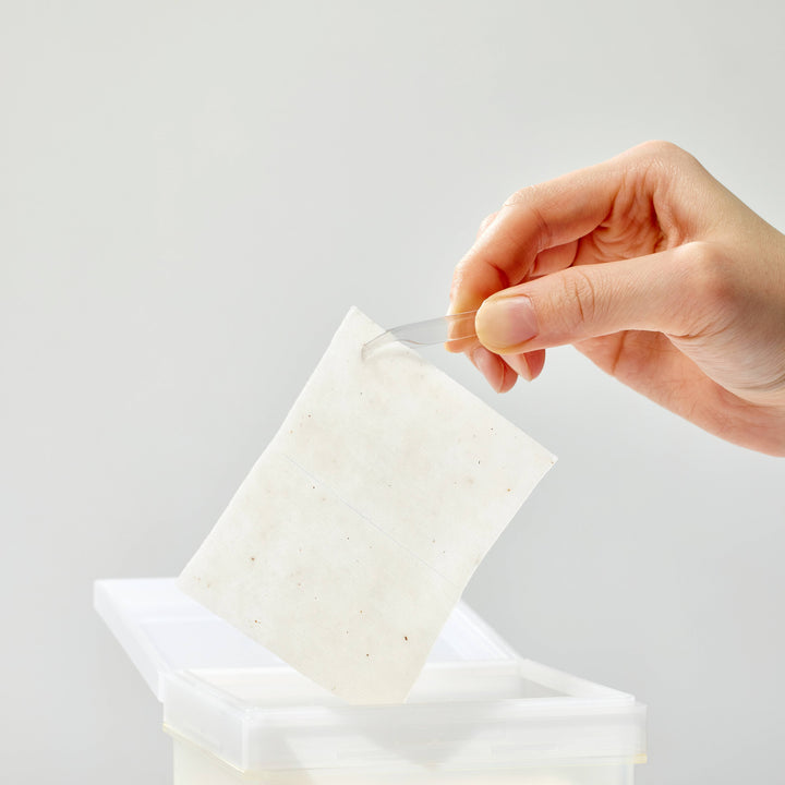 mixsoon Bean Toner Pad 280ml – moisturizing toner pads infused with seven types of bean extracts, including kidney bean, lentil, and wild soybean, along with vitamin E, hyaluronic acid, and allantoin, designed to nourish, hydrate, and gently exfoliate the skin. 
