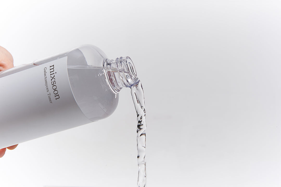 Mixsoon Galactomyces Toner 300ml bottle with label highlighting its key benefits: brightening skin tone, reducing discolorations, hydrating, and moisturizing. 
