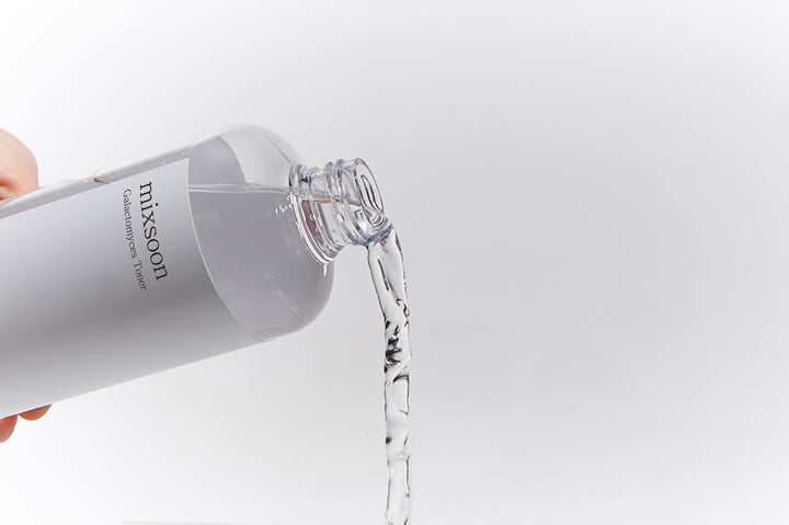 Mixsoon Galactomyces Toner 300ml bottle with label highlighting its key benefits: brightening skin tone, reducing discolorations, hydrating, and moisturizing. 