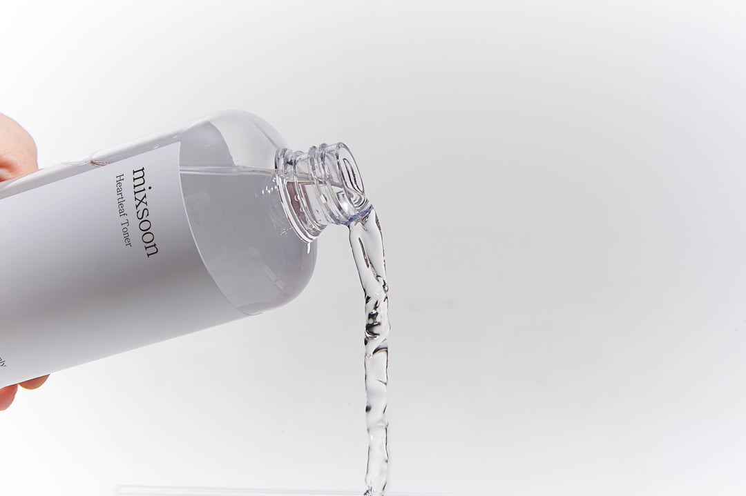mixsoon Heartleaf Toner 300ml bottle with 100% Houttuynia Cordata extract, designed to soothe irritated skin, control sebum, and provide deep hydration. 
