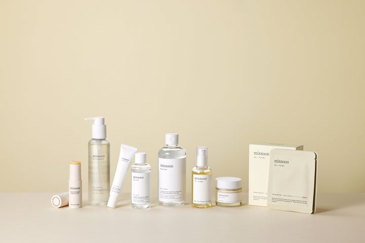 mixsoon Bean Toner 100ml bottle with soybean extract, betaine, and ginseng root ferment filtrate for soothing, hydrating, and anti-aging skincare. 