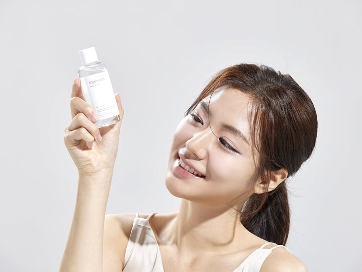 mixsoon Bean Toner 100ml bottle with soybean extract, betaine, and ginseng root ferment filtrate for soothing, hydrating, and anti-aging skincare. 