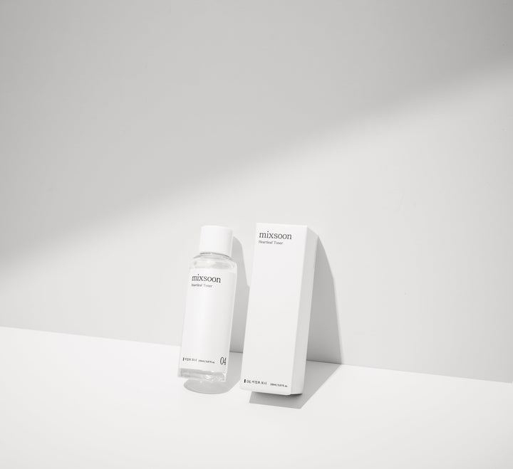 mixsoon Heartleaf Toner 300ml bottle with 100% Houttuynia Cordata extract, designed to soothe irritated skin, control sebum, and provide deep hydration. 
