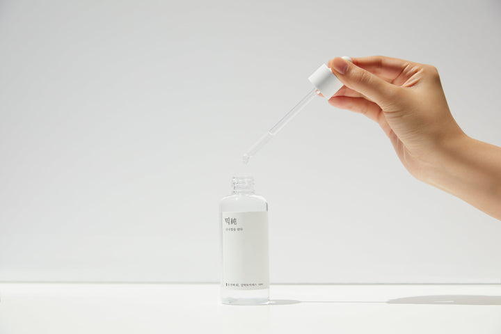 Image of mixsoon Galactomyces Ferment Essence 100ml bottle, a lightweight, alcohol-free essence formulated with 100% Galactomyces Ferment Filtrate to brighten skin tone, reduce pigmentation, and enhance elasticity for a radiant complexion. 