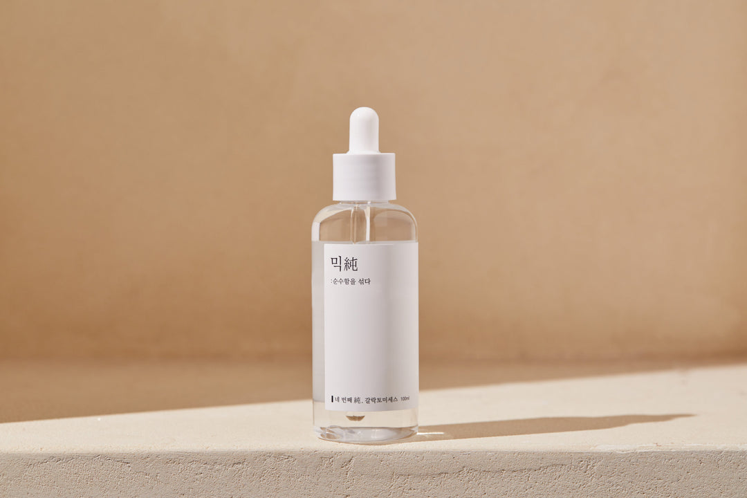 Image of mixsoon Galactomyces Ferment Essence 100ml bottle, a lightweight, alcohol-free essence formulated with 100% Galactomyces Ferment Filtrate to brighten skin tone, reduce pigmentation, and enhance elasticity for a radiant complexion. 