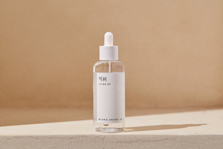 Image of mixsoon Galactomyces Ferment Essence 100ml bottle, a lightweight, alcohol-free essence formulated with 100% Galactomyces Ferment Filtrate to brighten skin tone, reduce pigmentation, and enhance elasticity for a radiant complexion. 